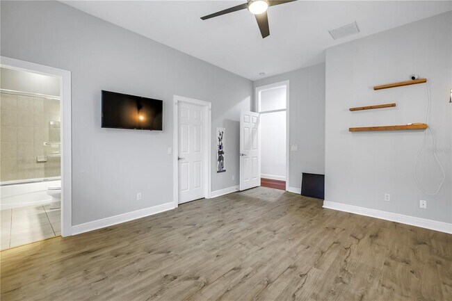 Building Photo - 651 Saxony Blvd