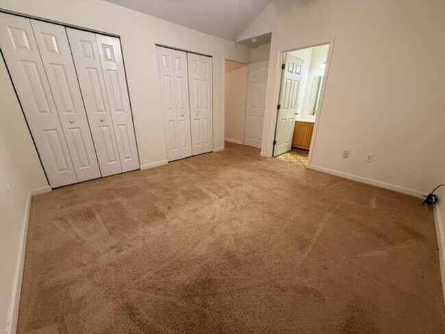 Building Photo - Beautiful and spacious! Ready for move in!