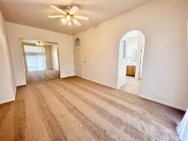 Building Photo - 924 Springfield Dr
