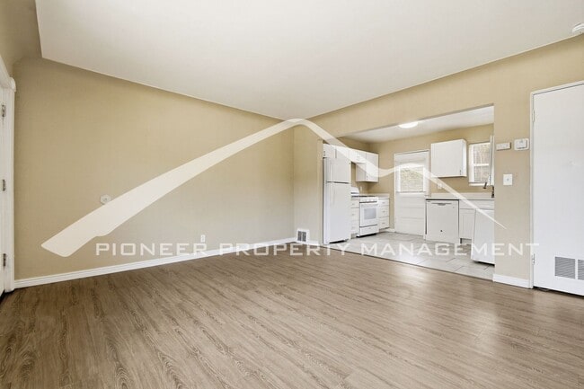 Building Photo - Charming Duplex with Washer/Dryer and Garage