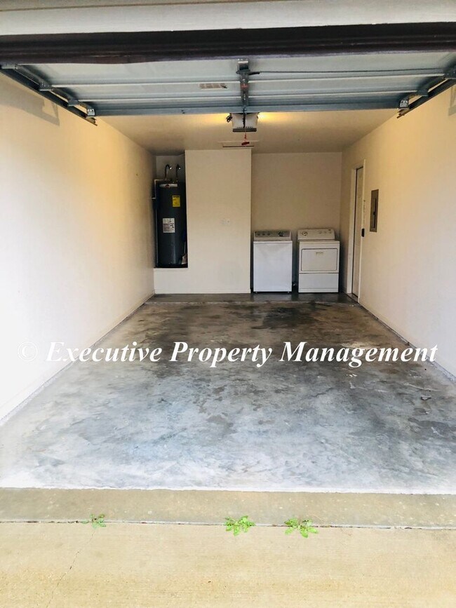 Building Photo - 1208 Westview Dr