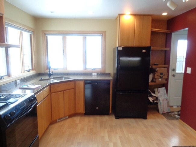 Building Photo - 3 Bedroom House with Hardwoods on West End