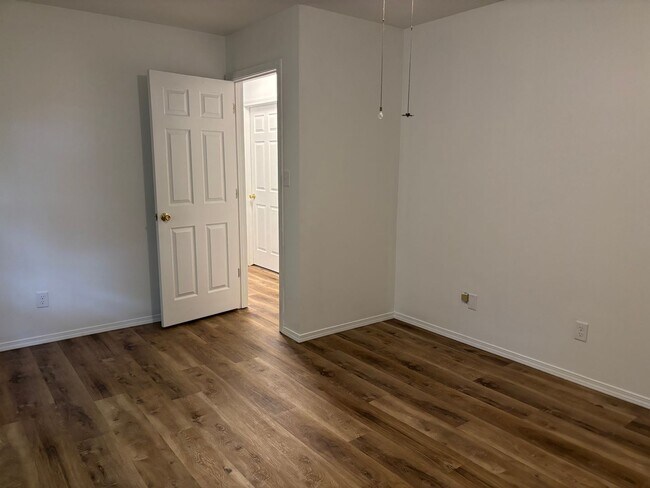 Building Photo - Country Club Duplex