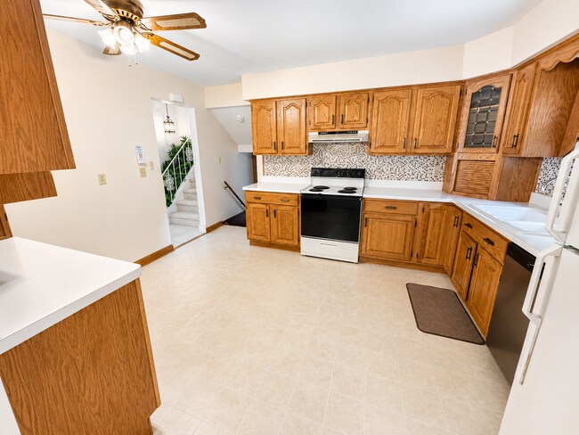 Building Photo - Spacious 3-Bedroom Split-Level with Formal Dining Room, Fireplace, and Fenced Backyard