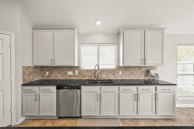 Building Photo - 1330 Leigh Gdns Dr