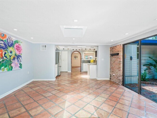 Building Photo - 1127 S Osprey Ave