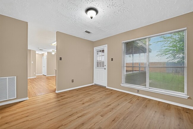 Building Photo - 1926 Woodland Hills Dr