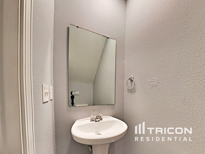 Building Photo - 964 Willow Creek Dr