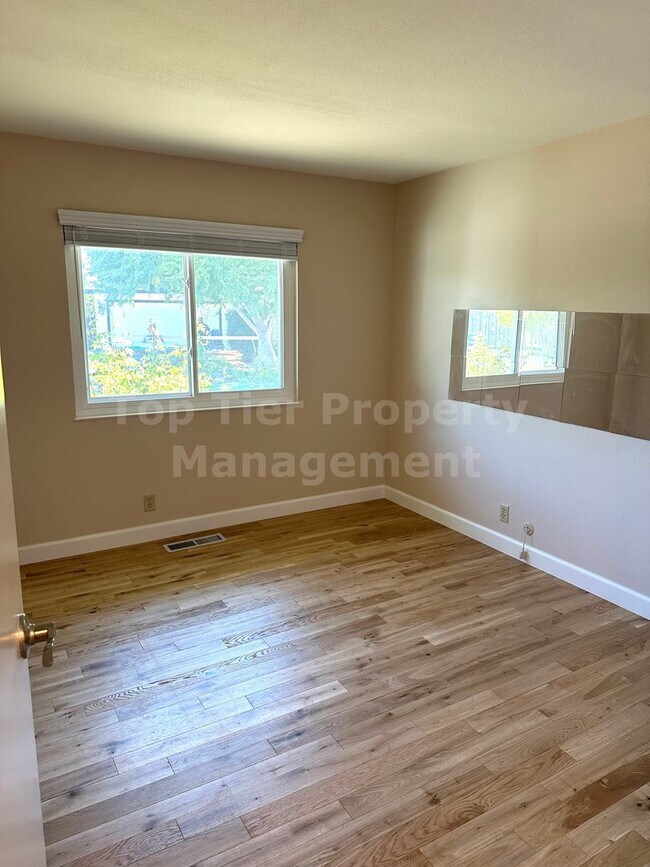Building Photo - Beautiful 5 Bed, 2 Bath, 2,066 Sqft Pleasa...
