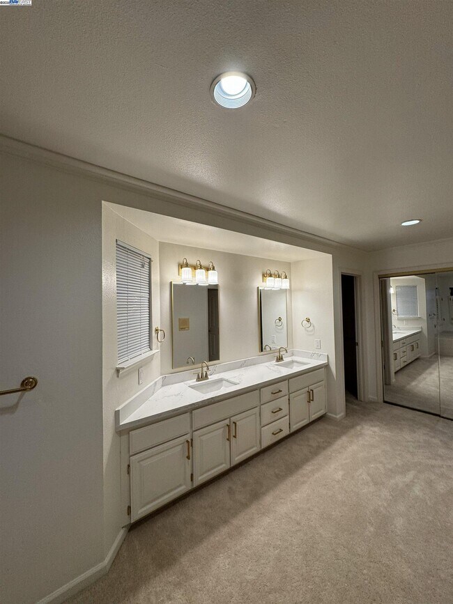 Building Photo - 1295 Whispering Oaks Pl