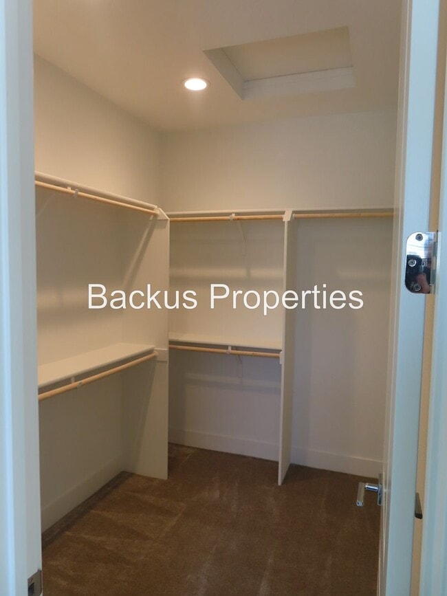 Building Photo - Newer home in Dunes Community
