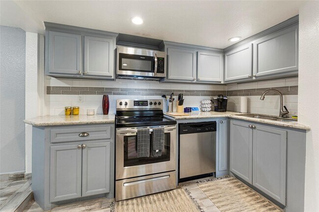 Building Photo - 5420 Avenue Q