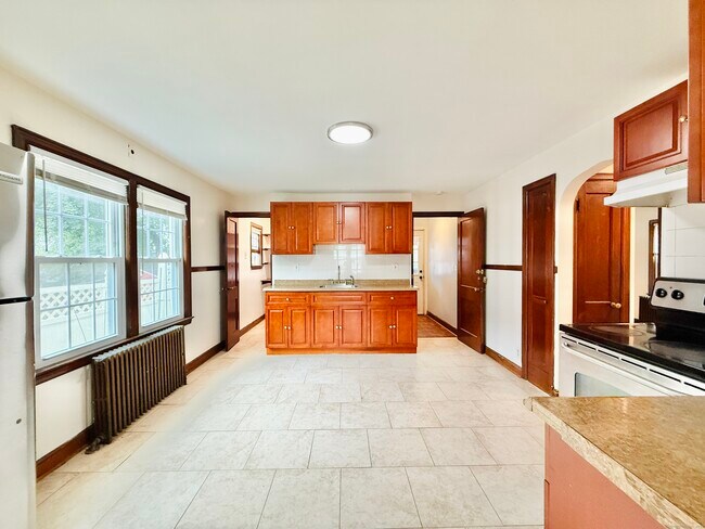 Building Photo - 820 Brewster St