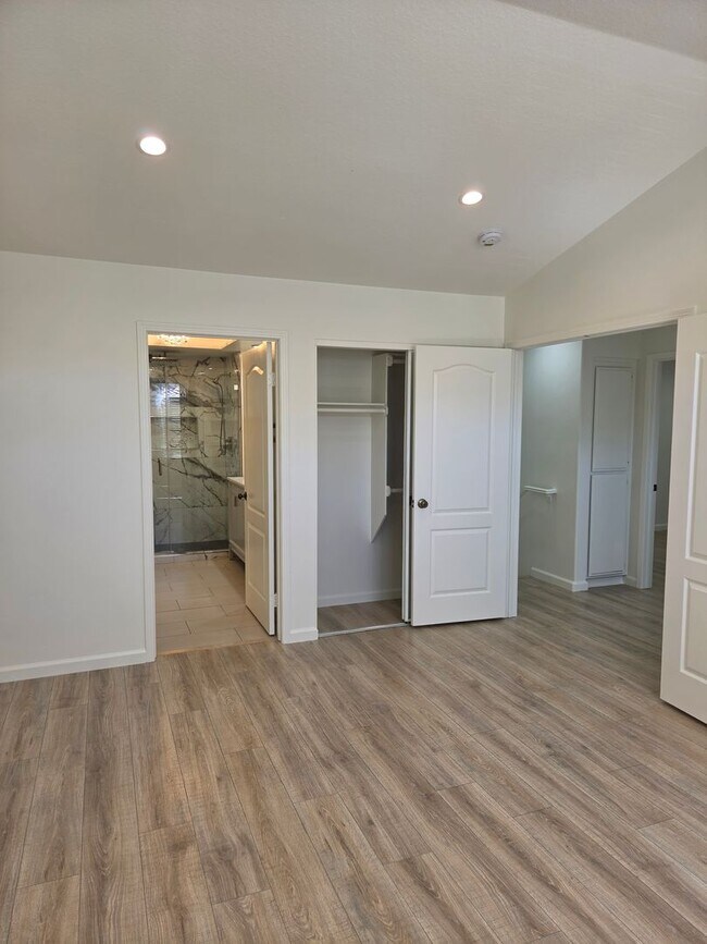 Building Photo - TOWNHOUSE-STYLE 3 BR + 2 1/2 BA UNIT IN CANYON COUNTRY AVAILABLE NOW