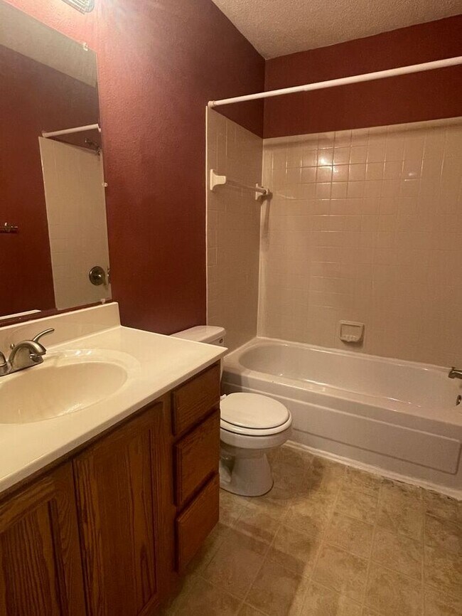 Building Photo - Chanhassen Town Home, All New Carpet/Floor...