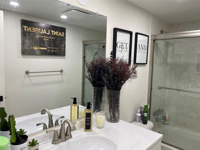 Building Photo - 3031 NE 51st St