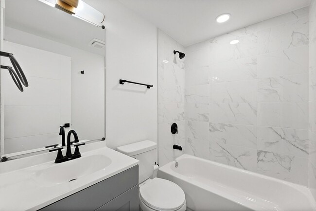 Building Photo - Renovated 3-Bed Rambler in Lakewood | Priv...
