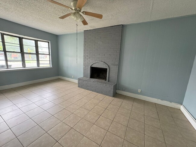 Building Photo - Remodeled 3 bedroom 2 bathroom house! - MO...