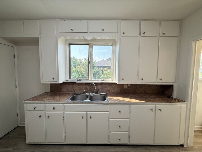 Building Photo - 306 N Elm Ave