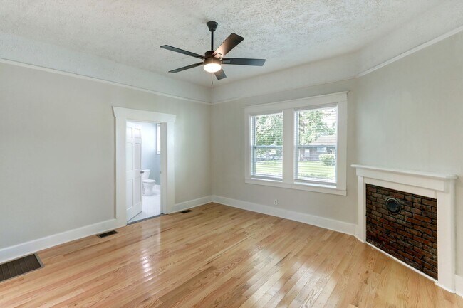 Building Photo - Renovated two bedroom apartment