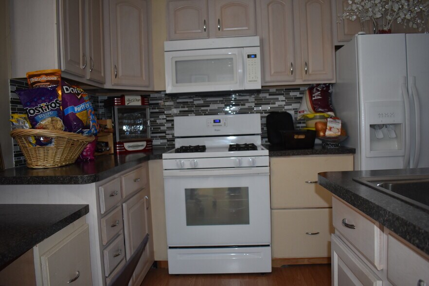 Building Photo - 4 Cindy St