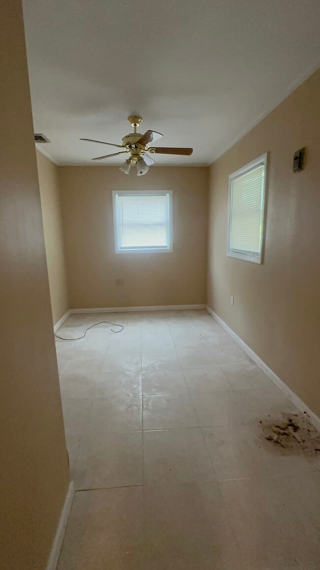 Building Photo - 1113 Rossiter Dr