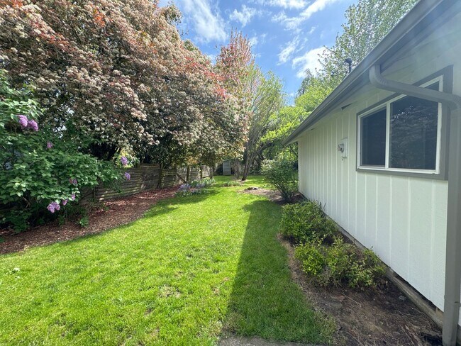 Building Photo - Peaceful Albany Home with Private Yard