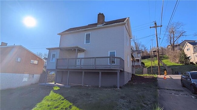 Building Photo - 122 Elm St