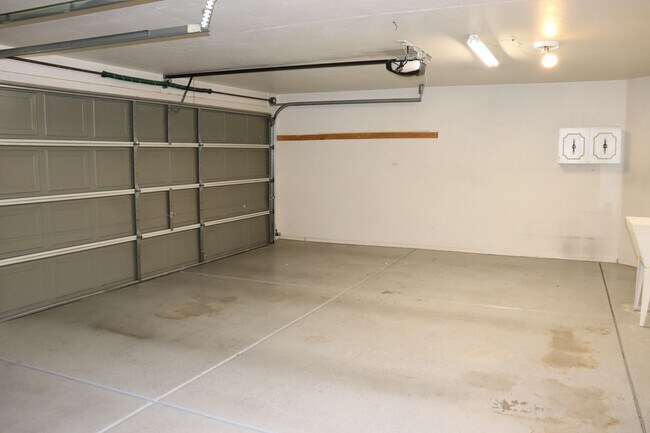 Building Photo - 4943 W Rosebay Dr