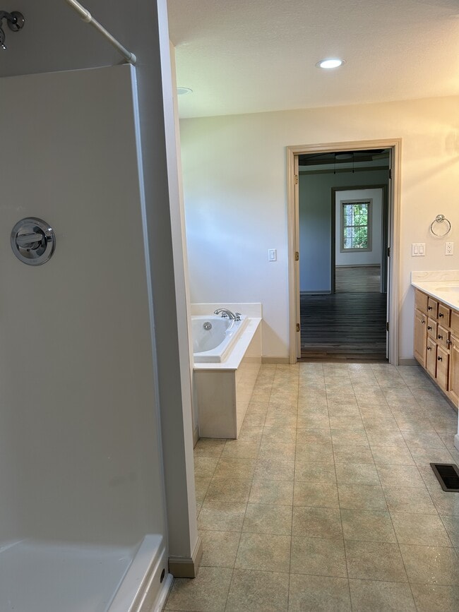 Building Photo - 129 Ivy Ln