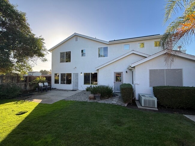 Building Photo - Large two story in Rose Hollow neighborhoo...