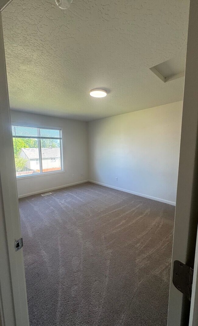 Building Photo - Spacious 5-Bedroom Home in Prime Nampa Location
