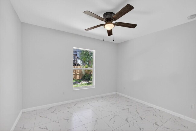 Building Photo - "Spacious 4-Bedroom Oasis with 2 Full Baths in Beautiful Riviera Beach! | Section 8 Welcomed"