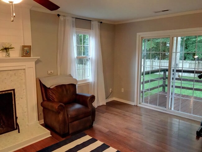 Building Photo - Stunning 3 Bedroom, 2.5 Bath Home in Short...