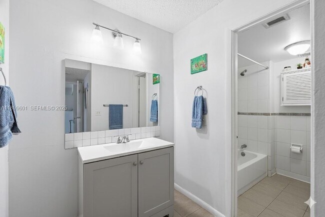 Building Photo - 428 Lakeview Dr