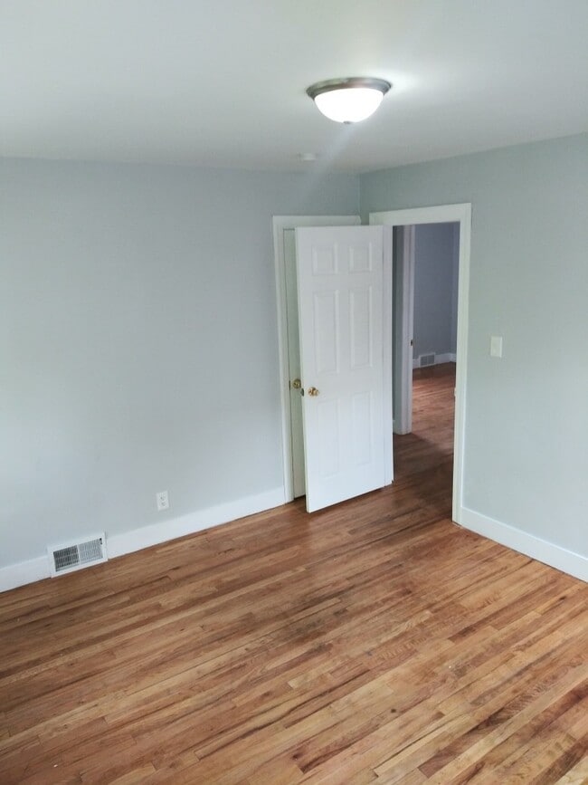 Building Photo - 3 Bed/1 Bath - Single Family Brick Home - Available now!