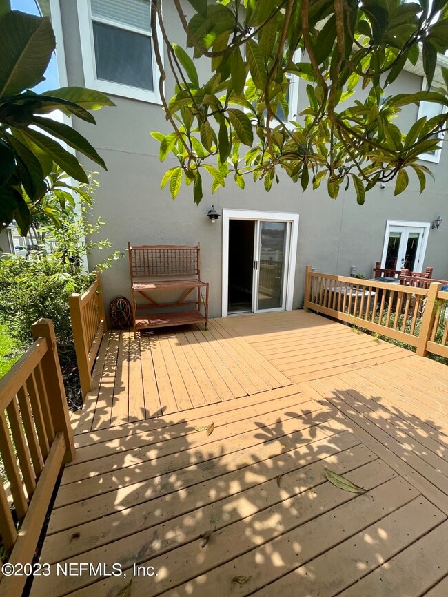 Building Photo - 549 Scrub Jay Dr