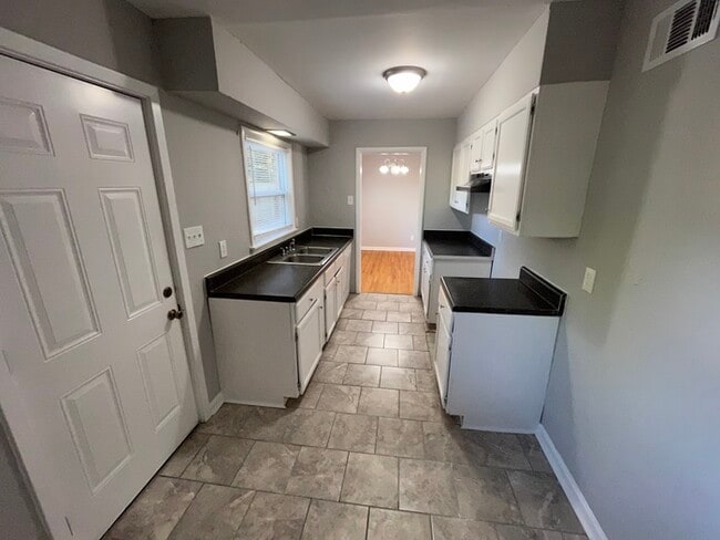 Building Photo - 3684 Bedford Ln - Available Now!