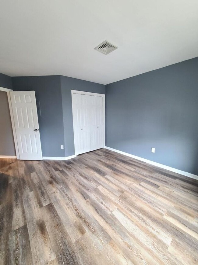 Building Photo - 2 Bed, 1 Bath, 1st Floor Unit