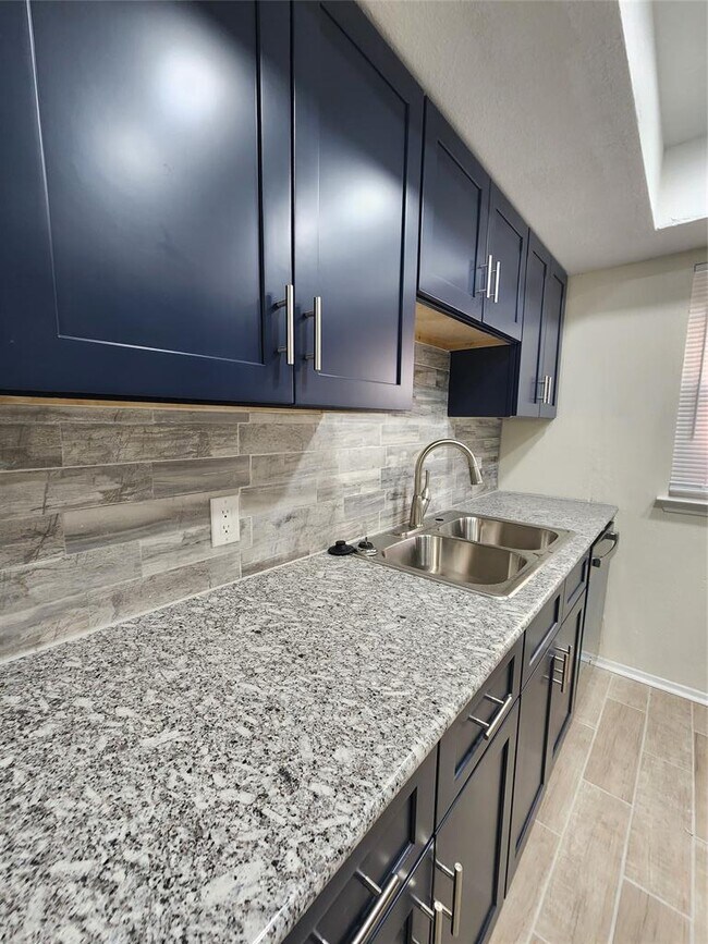 Building Photo - 2107 Old W Pl