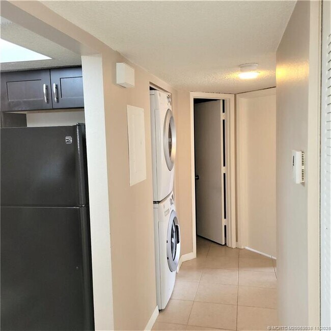 Building Photo - 1526 SE Royal Green Cir