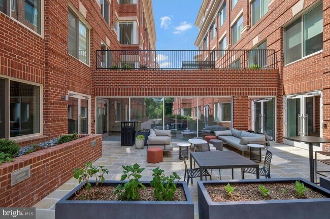 Building Photo - 635 Slaters Ln