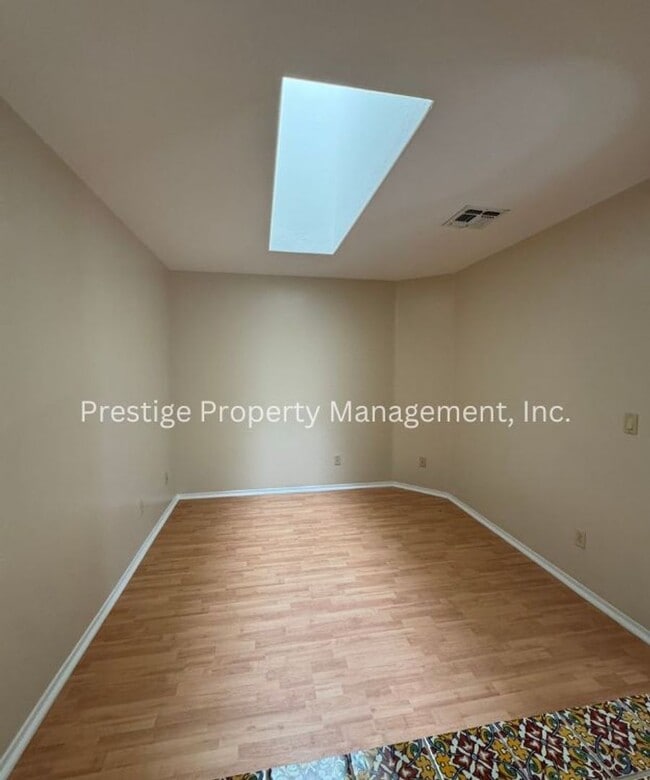Building Photo - Stunning 3-bedroom 2-bathroom home in a ga...