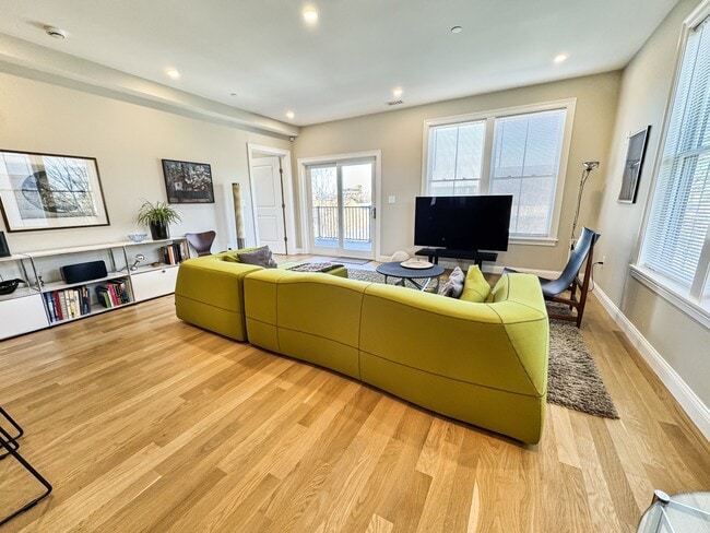 Building Photo - 40 Waverly St