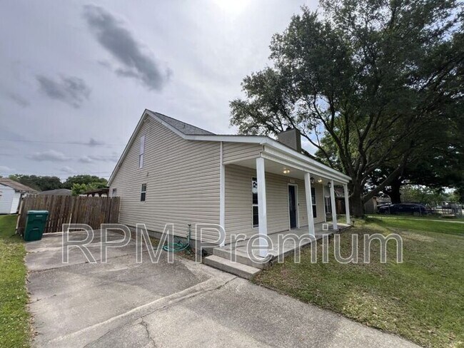 Building Photo - 8725 Fairoaks St