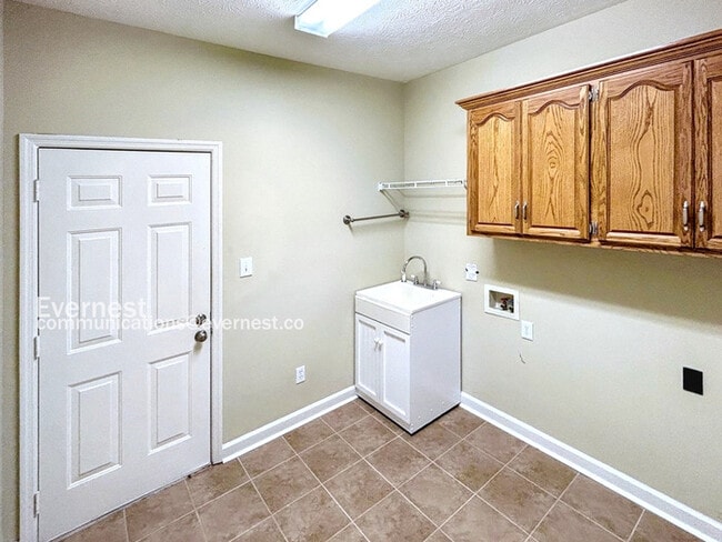 Building Photo - 203 Silver Tail Ln