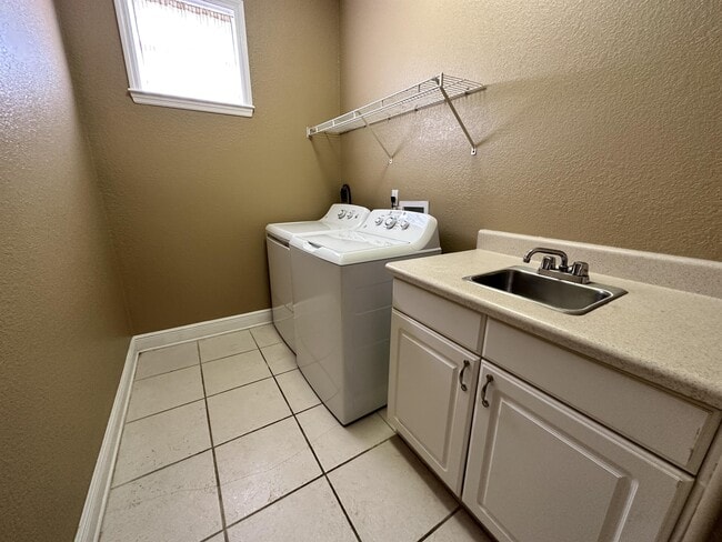 Building Photo - 307 Inman St