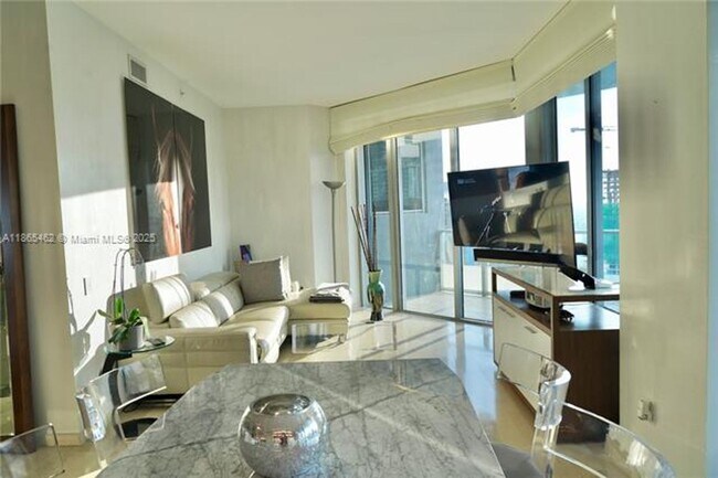 Building Photo - 1300 Brickell Bay Dr
