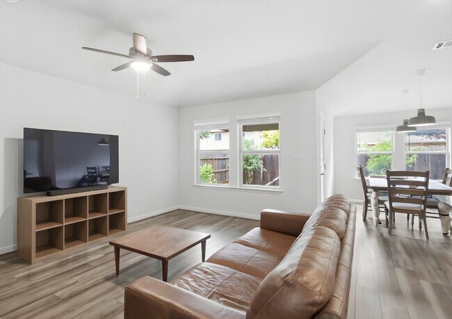 Building Photo - "Charming 4-Bedroom Retreat with Granite Elegance in Schertz!"