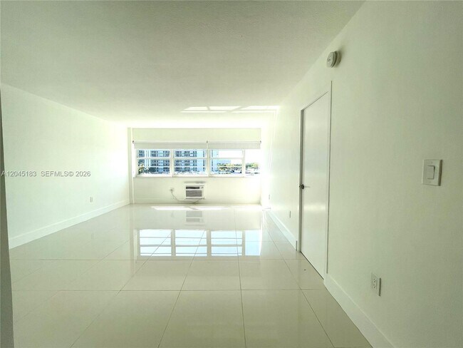 Building Photo - 220 Kings Point Dr